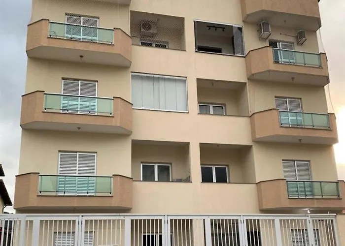 Apto c/2 quartos sendo uma suíte c/ar e 2banheiros Ubatuba